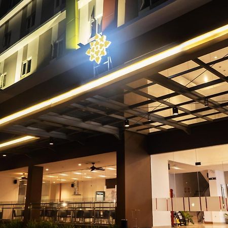 Lynn Hotel Серанг Экстерьер фото